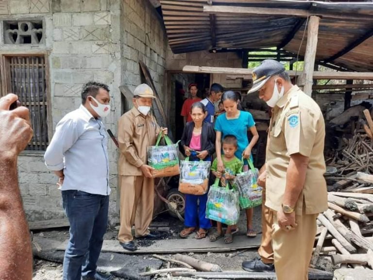 DINSOS BUTENG BERIKAN BANTU KORBAN KEBAKARAN