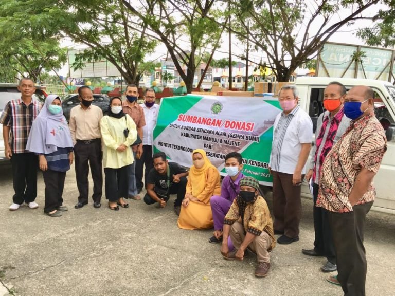 REKTOR ITK AVICENNA SERAHKAN PAKET BANTUAN UNTUK KORBAN BENCANA SULBAR