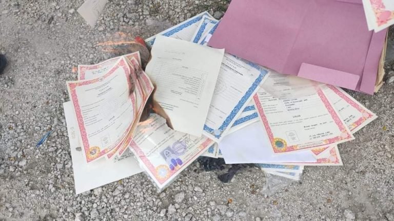 RATUSAN BLANKO IJAZAH DIBAKAR