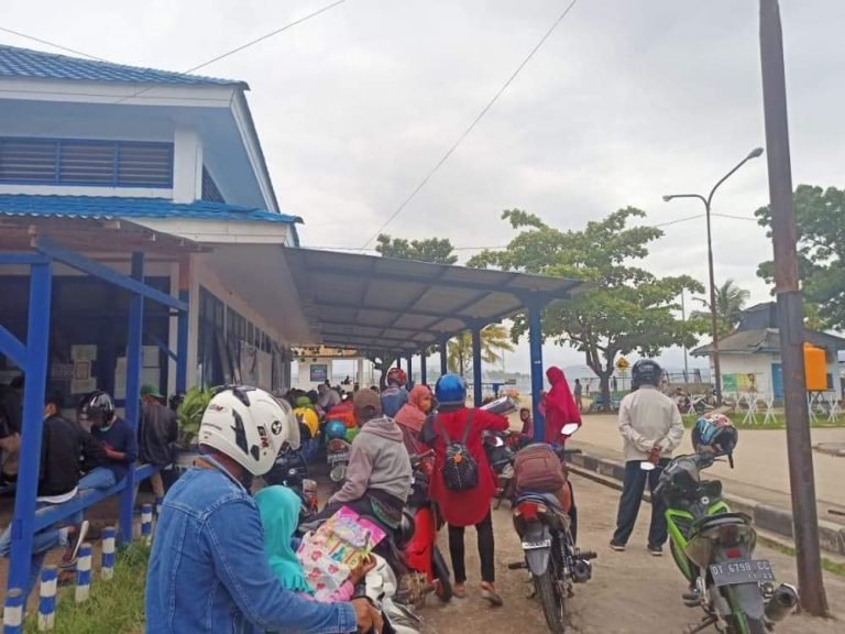 ANGIN KENCANG, FERI BAUBAU-WAARA GAGAL BERLAYAR