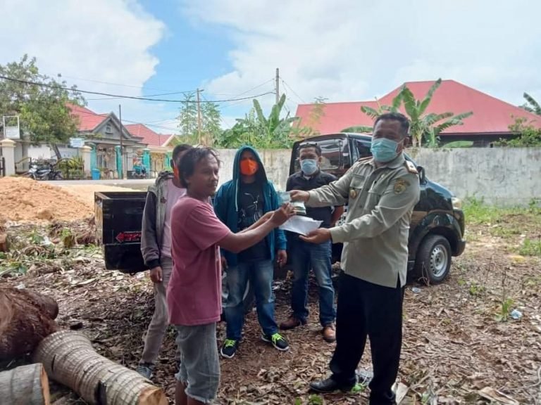 BPBD BAUBAU SERAHKAN BANTUAN UNTUK KORBAN TANAH AMBLAS