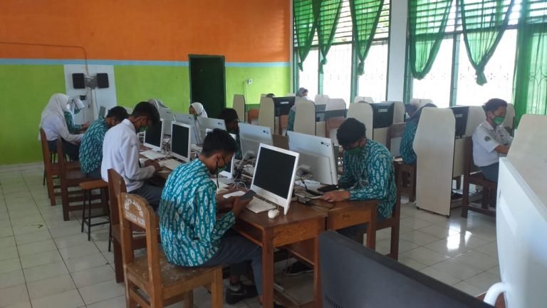 MAN 1 WAKATOBI GELAR UJIAN BERBASIS KOMPUTER