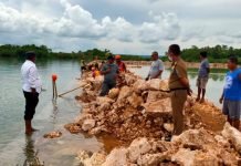 BUPATI BUTENG TINJAU PENGERJAAN TALUD LAKUDO