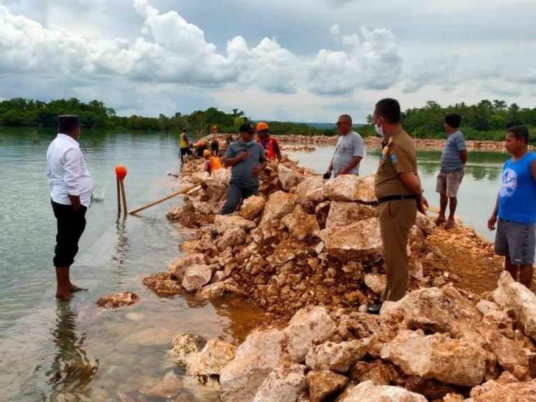 BUPATI BUTENG TINJAU PENGERJAAN TALUD LAKUDO