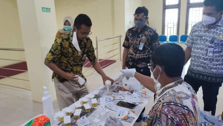 BUKTIKAN INTEGRITAS, PEGAWAI KPPN BAUBAU PERIKSA URIN