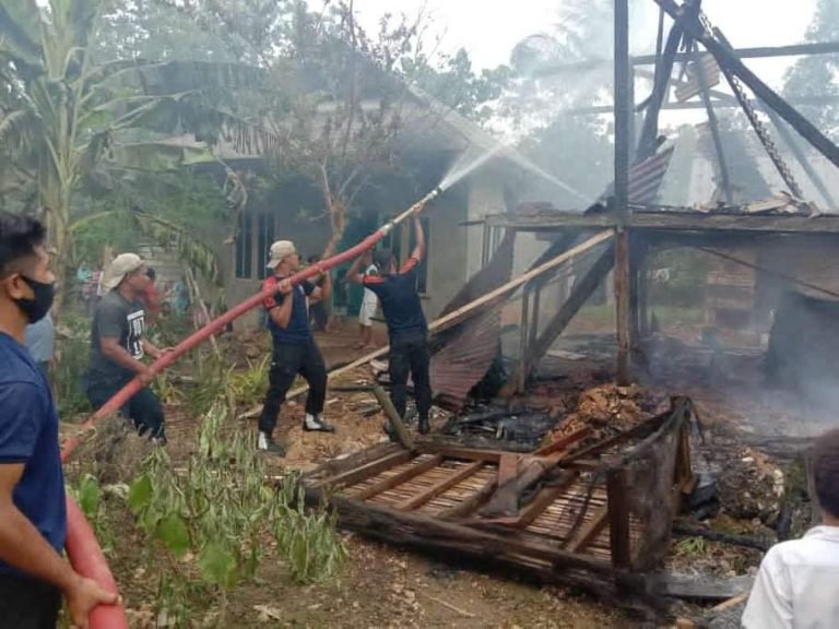 SATU BUAH RUMAH DIBUTENG LUDES DILAHAP SI JAGO MERAH