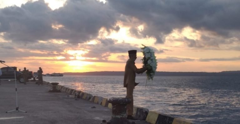 MENGENANG KRI NANGGALA 402, AS TAMRIN PIMPIN TABUR BUNGA