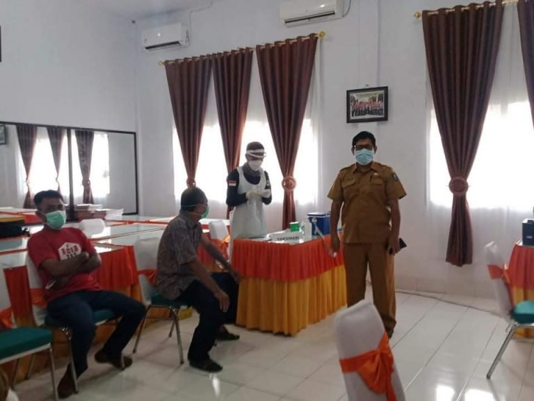 GURU DAN TU SATUAN PENDIDIKAN WAKATOBI DIVAKSIN