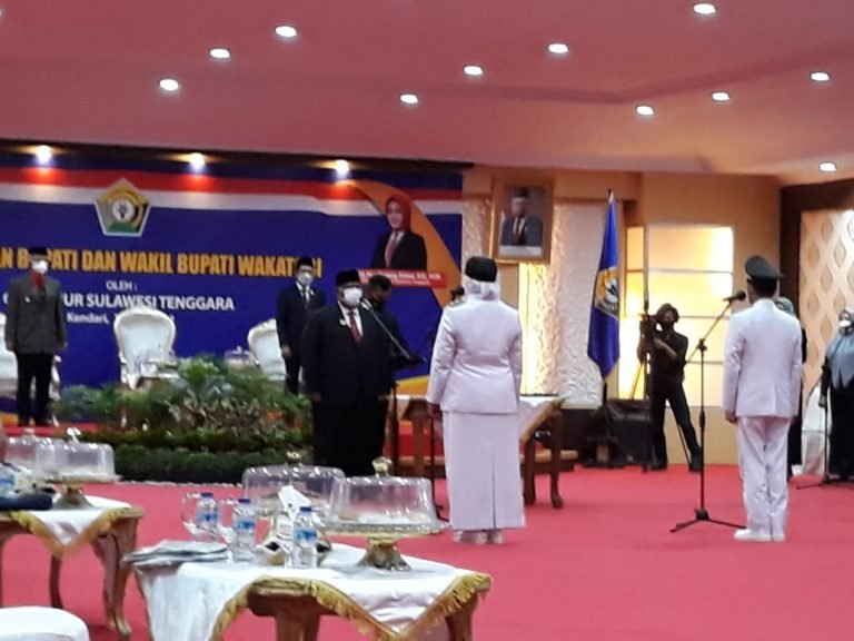 GUBERNUR SULTRA LANTIK BUPATI DAN WAKIL BUPATI WAKATOBI