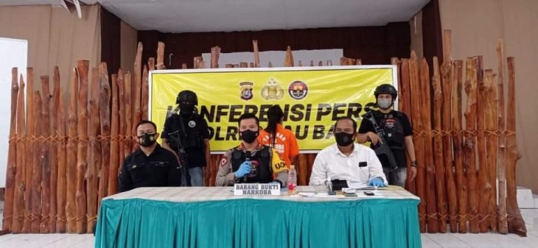 SEORANG WANITA DITANGKAP SEDANG TRANSAKSI NARKOBA DALAM BOTOL