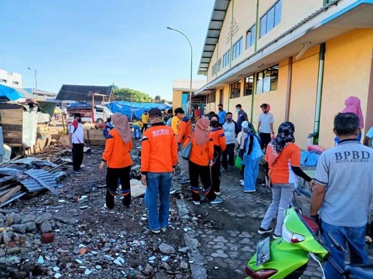BAKSOS BERSIHKAN SAMPAH DI WAMEO