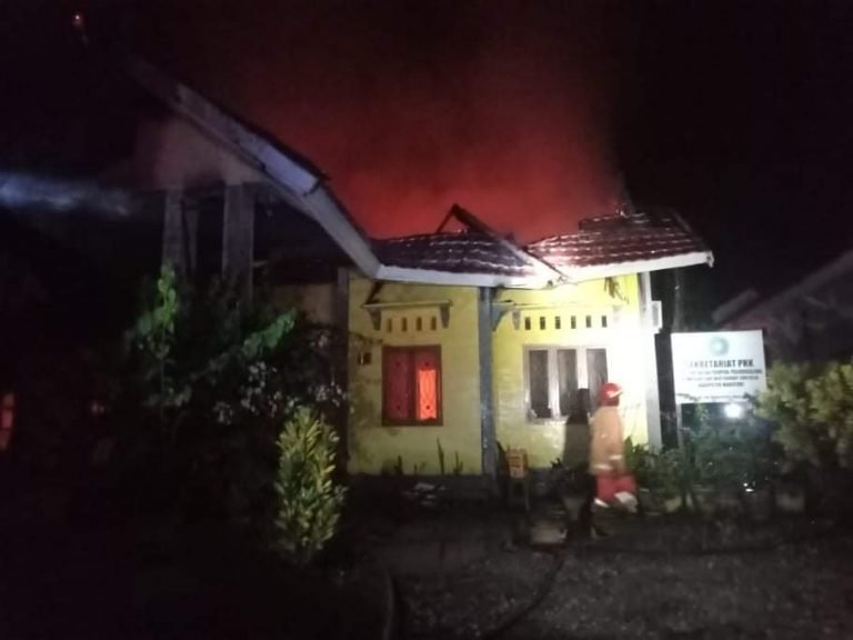 KANTOR DINAS PEMDES WAKATOBI TERBAKAR