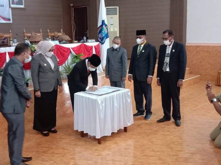 DPRD DAN PEMKAB WAKATOBI GELAR RAPAT PARIPURNA SERTIJAB BUPATI DAN WAKIL BUPATI