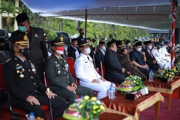 DI BAWAH GUYURAN HUJAN, UPACARA HUT RI DI BUTON TETAP BERLANGSUNG