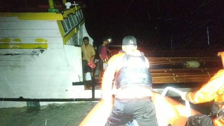 KAPAL TUJUAN TOMIA TENGGELAM