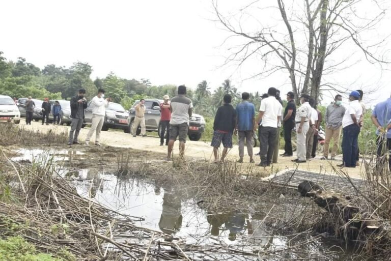 JALAN MASUK PASAR RUSAK, ROMBONGAN WABUP DAN SEKDA DICEGAT WARGA