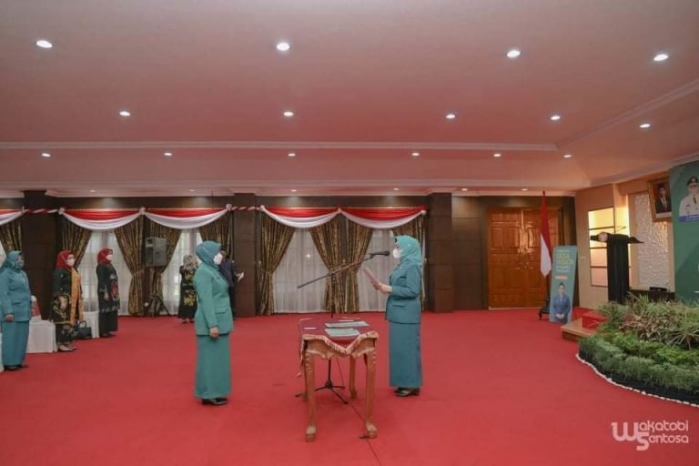 Hj ELIATI HALIANA RESMI MENJABAT KETUA PKK DAN DEKRANASDA WAKATOBI