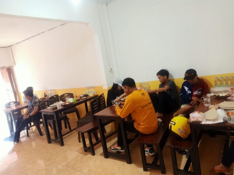 BERAWAL DARI HOBI MAKAN SAMBAL, WANITA INI SUKSES DIRIKAN RM RAJA SAMBAL