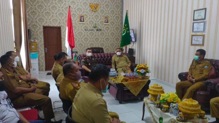 BUPATI BUSEL BALAS KUNJUNGI KEJARI BUTON