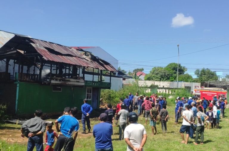RUMAH TERBAKAR DILAMANGGA, API SEMPAT “MENJILAT” KANTOR LURAH