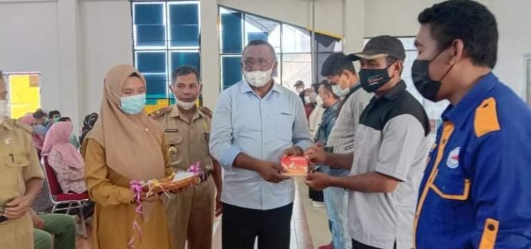 PULIHKAN EKONOMI, PEMDA BUTENG BERI BANTUAN UMKM