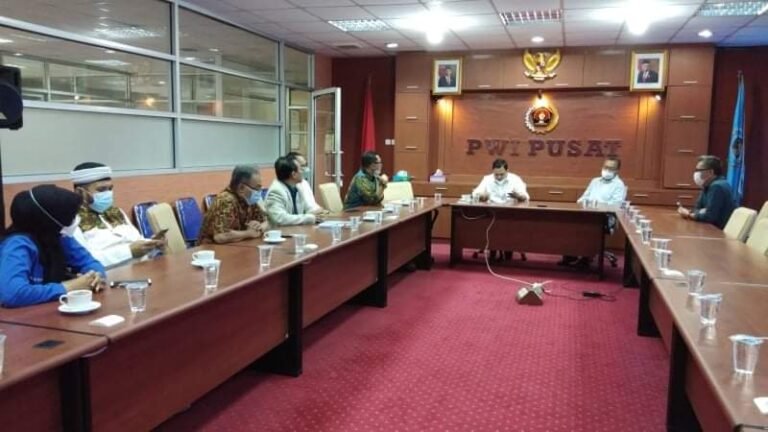 KOMUNITAS HIPNOTIS KERJASAMA PWI PUSAT