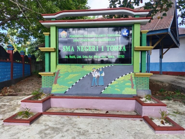 KEBIJAKAN KEPSEK DINILAI TIDAK BIJAK, DEWAN GURU SMAN 1 TOMIA WAKATOBI MOGOK MENGAJAR