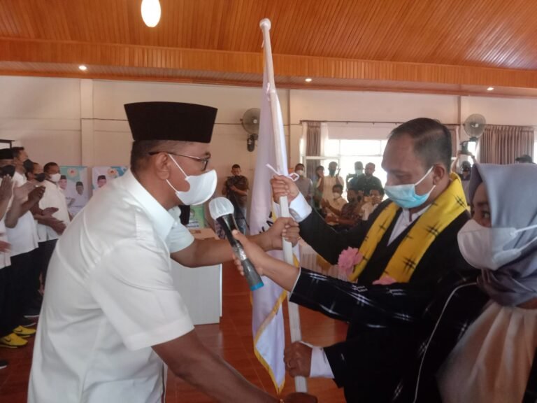 Plt KETUA KONI SULTRA RESMI MELANTIK PENGURUS KONI WAKATOBI PERIODE 2021 – 2025