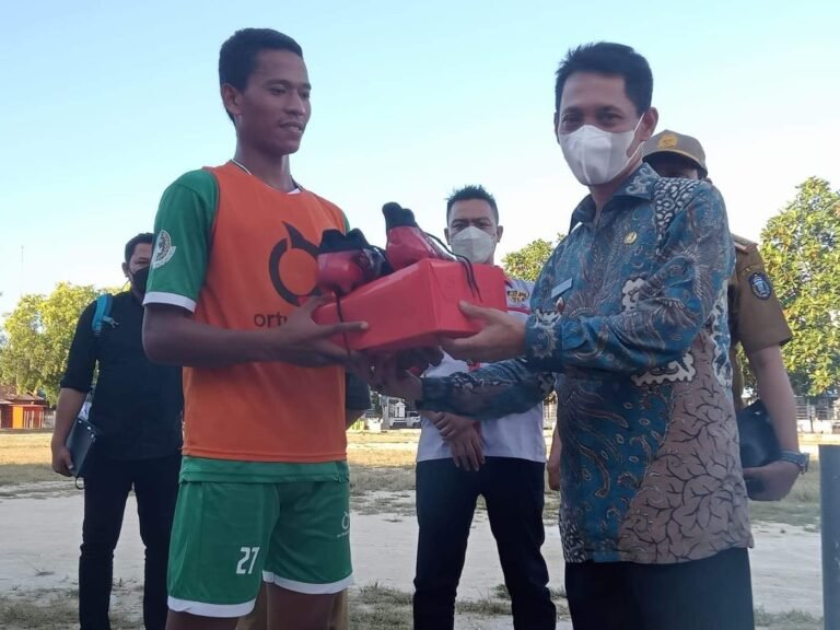 HALIANA BERIKAN KELENGKAPAN PEMAIN SEPAK BOLA