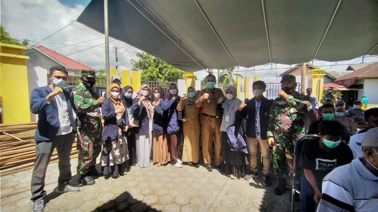 MAHASISWA KKA UM BUTON, TNI KORAMIL 1413-02 PASARWAJO DAN PPEMERINTAH DESA DONGKALA GELAR VAKSINASI