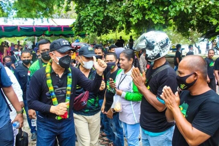 RIBUAN WARGA BUSEL SAMBUT KEDATANGAN ASR