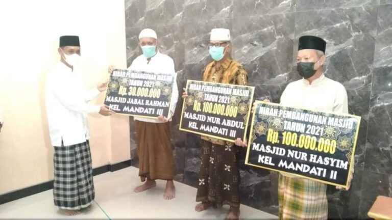 HALIANA SERAHKAN DANA HIBAH UNTUK TIGA MASJID