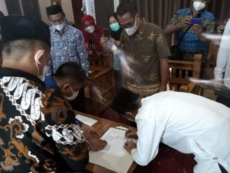 PEMKAB TANDATANGANI MOU APLIKASI PERUBAHAN DATA TERPADU WAKATOBI SENTOSA