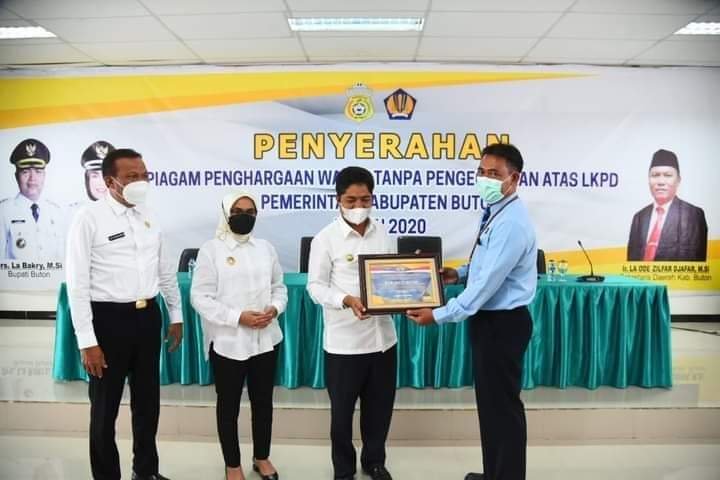 PEMKAB BUTON DIGANJAR PENGHARGAAN WTP