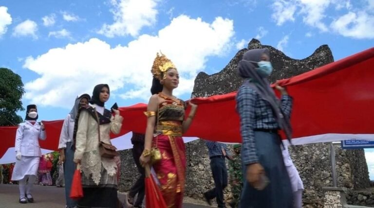 BENDERA SEPANJANG 300 M DIBENTANG KELILING BENTENG KERATON BUTON