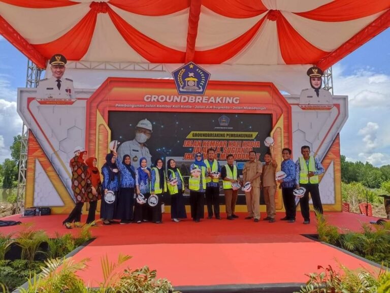 PEMBANGUNAN JALAN KEMBAR DI KALI KADIA