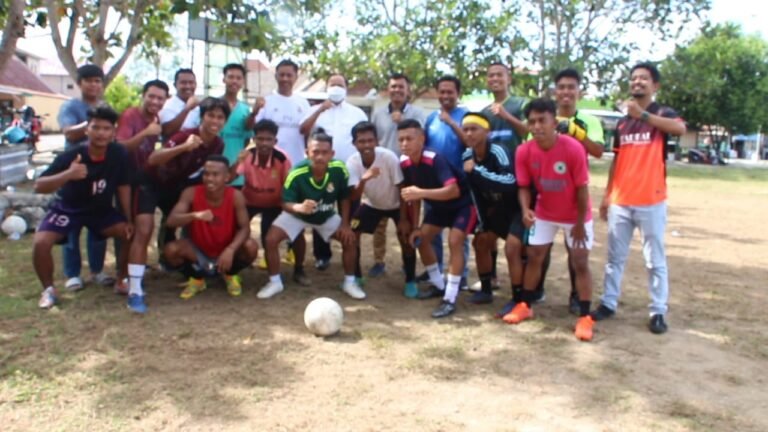 KETUA DPRD WAKATOBI SUMBANG SERAGAM DAN FASILITASI PSSI WAKATOBI DI LIGA TIGA SULTRA