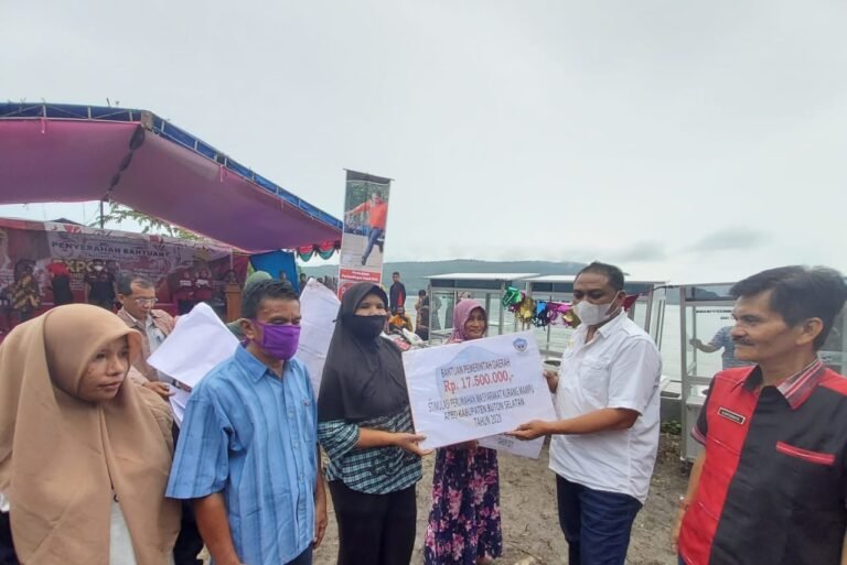 BUPATI BUSEL SERAHKAN BANTUAN SEPEDA MOTOR KEPADA PARA IMAM MASJID