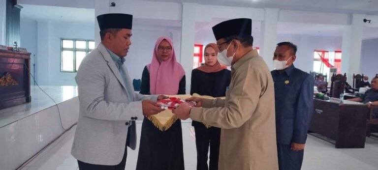 BUPATI BUTUR SERAHKAH RANCANGAN DOKUMEN KUA-PPAS KE DPRD
