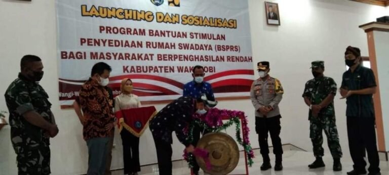 SERAHKAN BSPS PADA MBR, HALIANA YAKIN RTLH DI WAKATOBI BISA TERATASI