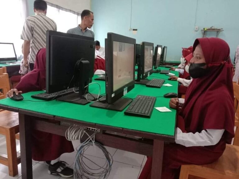 LABORATORIUM KOMPUTER SMAN 2 WANGI-WANGI FASILITASI AKM SEKOLAH DI WAKTOBI