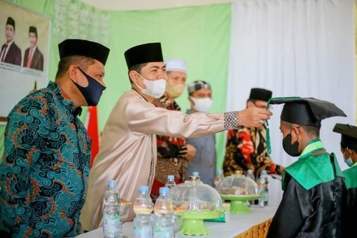 MAULID NABI, BUPATI BUTON SERAHKAN BEASISWA