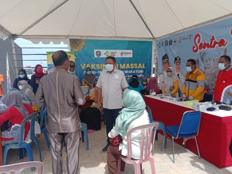 KUNKER DI SULTRA, ANGGOTA KOMISI II DPR RI SAMBANGI POSKO VAKSINASI DI WAKATOBI