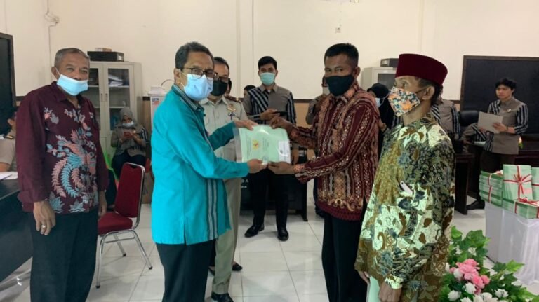 PEMDA BUSEL SERAHKAN 3550 SERTIFIKAT TANAH