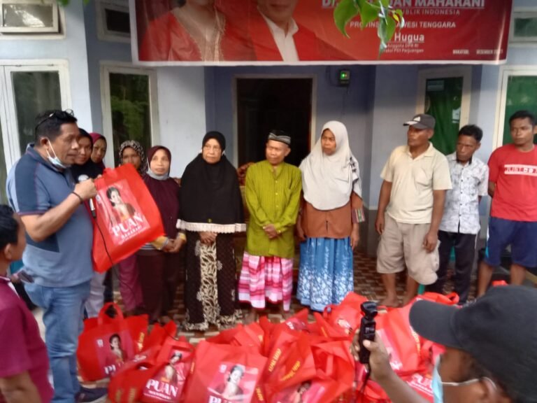 KETUA DPR-RI BAGIKAN 2.000 PAKET SEMBAKO UNTUK STRUKTUR DAN SIMPATISAN PDI-P DI SULTRA