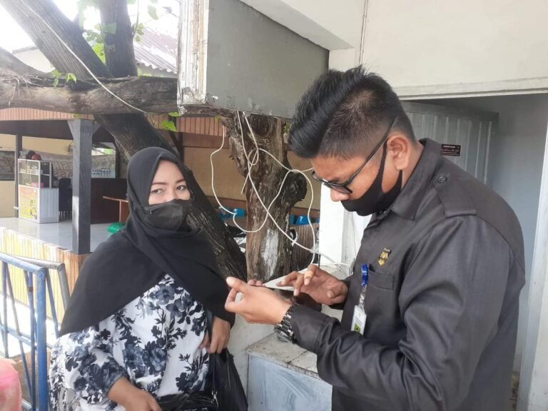 MASYARAKAT PENGGUNA JASA PELABUHAN HARUS TUNJUKAN HASIL VAKSINASI