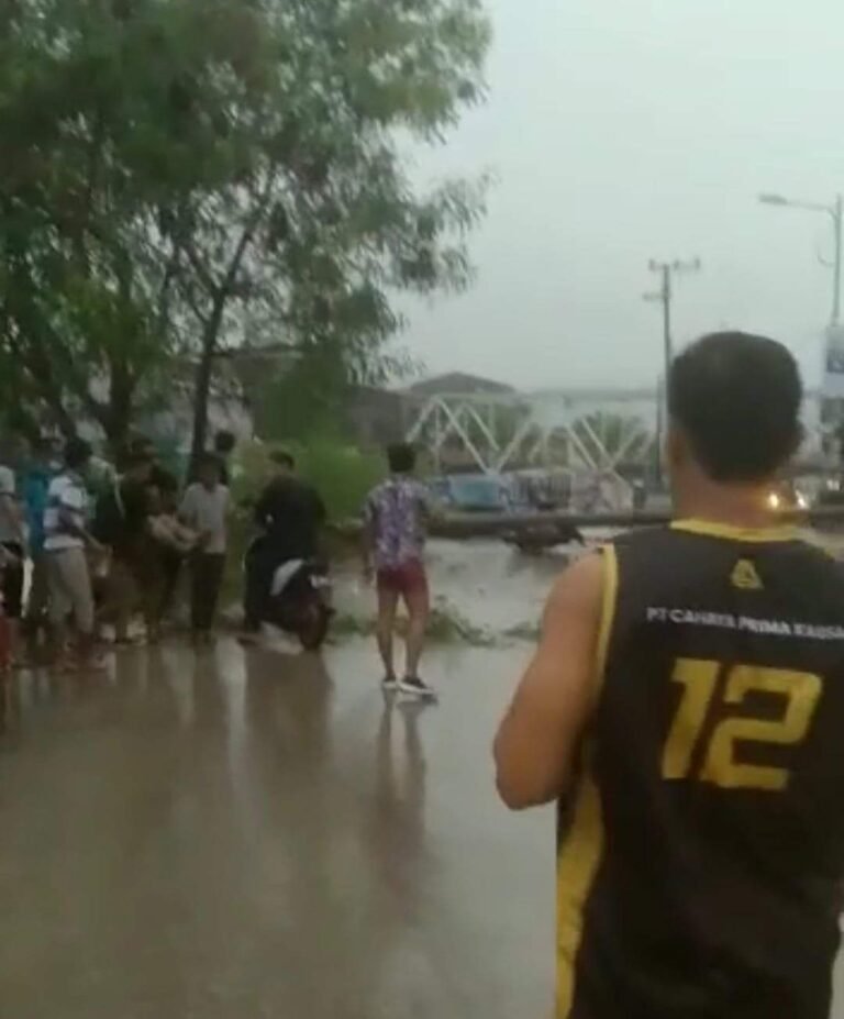 TIANG LISTRIK HANTAM PENGENDARA