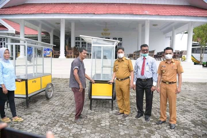 BUPATI BUTON BERIKAN BANTUAN GEROBAK UNTUK PELAKU UKM