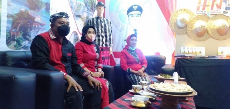 KETUA PWI PUSAT CICIPI TULI-TULI DARI BUSEL