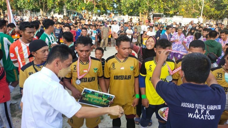DUA TURNAMEN SEPAK BOLA DITUTUP, INILAH PESAN BUPATI WAKATOBI